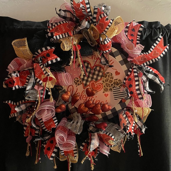 Beautiful happy Valentine’s plaque wreath - Picture 1 of 11